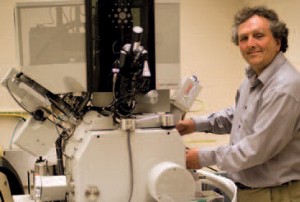 Clive Roberts demonstrates the specimen drawer of the Helios 650, a dual beam scanning electron microscope. Repeated cycles of imaging and ion-beam cutting are used to reconstruct a 3D structure on the cellular and subcellular scale. His fi rst application of Helios 650 was to reconstruct the microstructure of dentin in various areas of the tooth, and to investigate 3D contacts between bone cells, interactions that are essential for maintaining healthy bone structure.
