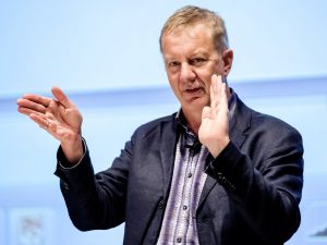 Dr. Christopher Overall receives 2022 Helmut Holzer Award